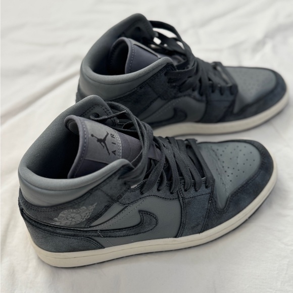 Air Jordan 1 Mid SE - Picture 1 of 11